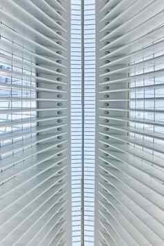 直清洁对称的现代体系结构天花板脊柱玻璃白色肋骨未来