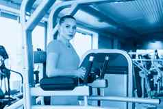 培训ABS提高腿年轻的漂亮的肌肉发达的女人健身锻炼概念健康体育运动生活方式运动身体