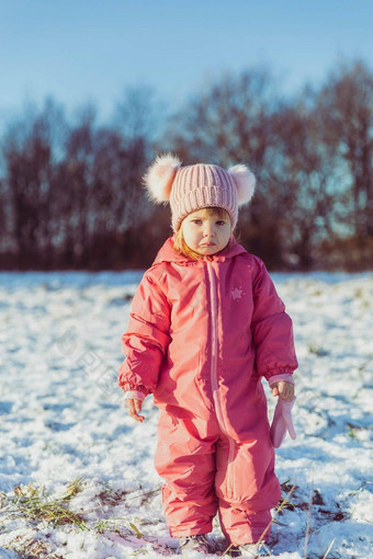 迷人的美丽的婴儿走冬天公园