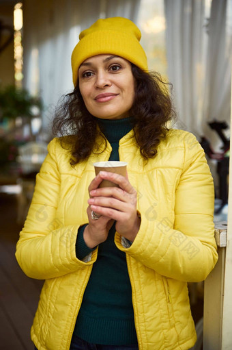 有吸引力的中东女人绿色毛衣黄色的他夹克变暖手热外卖咖啡