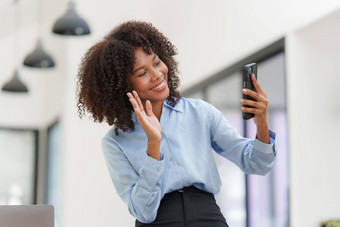 业务黑色的女人电话谈话客户端办公室女人阅读新闻报告电子邮件在线问题金融错误故障排除