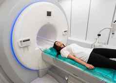女病人经历核磁共振磁共振成像医院医疗设备健康护理