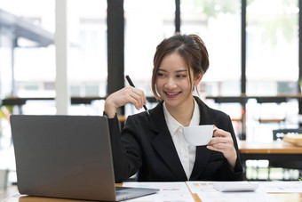 美丽的亚洲业务女人移动PC工作享受工作采取请注意<strong>回顾</strong>赋值微笑办公室