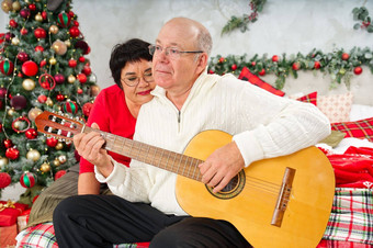 父亲玩吉他圣诞<strong>节</strong>快乐男人。玩吉他圣诞<strong>节歌</strong>曲