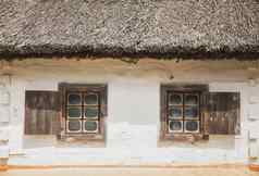 外观传统的乌克兰房子茅草屋顶