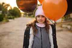 美丽的女孩黑色的橙色气球走街万圣节秋天的节日10月