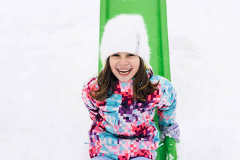 女孩游乐设施雪幻灯片冬天快乐有趣的孩子们骑雪橇雪路山家庭冬天走户外冬天活动孩子们