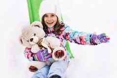 肖像孩子玩具泰迪熊坐在雪橇冬天雪山冬天vacantion圣诞节庆祝活动冬天假期冬天有趣的户外活动孩子们