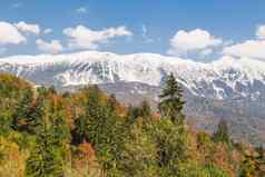 风景如画的白雪覆盖的高山山范围斯洛文尼亚