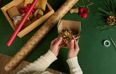 前视图女人的手把金松锥工艺纸板盒子包装圣诞节礼物圣诞节手工艺术工艺