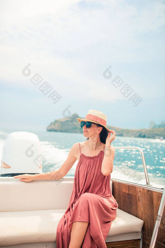 奢侈品旅行船美丽的女人享受奢侈品游艇巡航