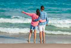 年轻的夫妇爱海滩夏天假期快乐男人。女人享受时间