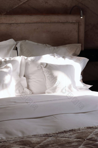 首页装饰室内设计床上白色床上用品奢侈品卧室床上亚麻洗衣服务家具细节