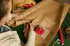 开销视图女人切割包装纸包装礼物圣诞节一年庆祝活动事件