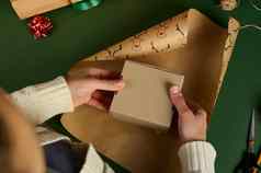 前视图未知的女人持有纸板盒子包装纸包装礼物拳击一天圣诞节假期