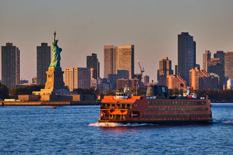 大名单岛渡船通过雕像自由金小时纽约城市天际线
