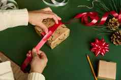 特写镜头女人闪亮的红色的丝带关系圣诞节礼物包装包装纸鹿模式拳击一天