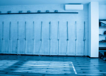 健美操绳子系银环墙瑜伽工作室大结锻炼锻炼在室内拉伸活动概念