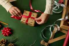 前视图女人关系圣诞节礼物包装包装纸鹿模式拳击一天一年Diy礼物