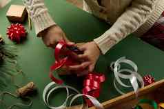 前视图女人包装圣诞节礼物系弓红色的闪亮的装饰丝带拳击一天Diy礼物