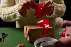 女人装修圣诞节礼物系弓拳击一天包装礼物一年庆祝活动事件