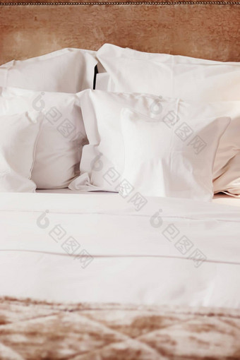 首页装饰室内设计床上白色床上用品奢侈品卧室床上亚麻<strong>洗衣服</strong>务家具细节