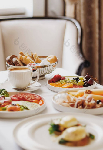 奢侈品酒店明星房间服务食物盘面包咖啡客房早餐旅行热情好客