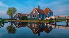 雍斯安荷兰荷兰风车村日落一点点木房子荷兰