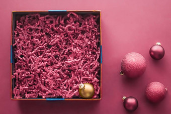 圣诞节假期礼物美盒子订阅包模型奢侈品圣诞节现在产品空开放礼物盒子平躺粉红色的背景在线购物交付平铺