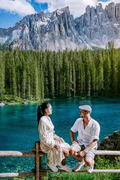 夫妇访问蓝色的湖白云石山脉意大利卡莱扎湖泻湖卡莱扎卡雷尔西