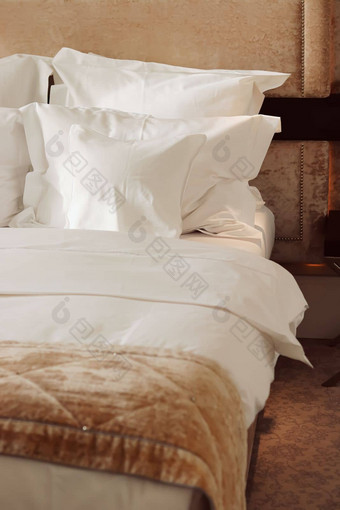 首页装饰室内设计床上白色床上用品奢侈品卧室床上亚麻洗衣服务家具细节
