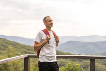 男人。旅行背包徒步旅行山旅行生活方式成功概念冒险活跃的假期<strong>户外登山</strong>体育运动赶时髦的人服装