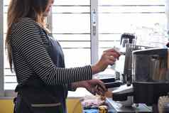 女咖啡师准备咖啡咖啡机