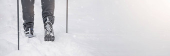 北欧走冬天体育活动冬天雪男人。订婚了北欧走特殊的棒冬天自然在户外的地方复制空间
