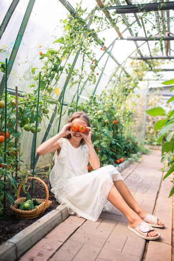 可爱的女孩有趣的温室肖像孩子篮子蔬菜