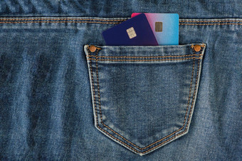 信贷卡片口袋里信贷卡片口袋里蓝色的牛仔裤概念购买<strong>费用</strong>无计划的<strong>费用</strong>