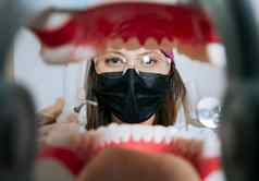 女人牙医清洁口内部视图内部视图口检查牙医女牙医检查病人牙医检查口牙医清洁牙齿