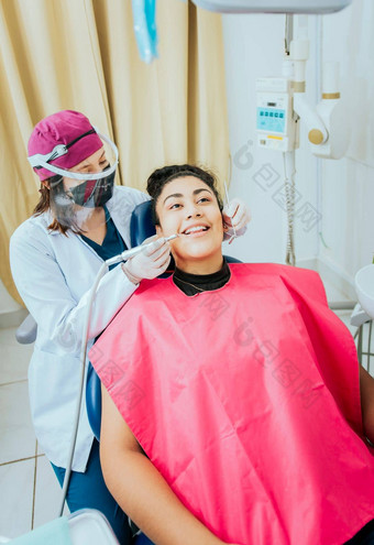 口腔学家清洁病人牙齿女牙医清洁病人的口钻特写镜头口腔学家清洁女人牙齿口腔学家清洁龋齿钻