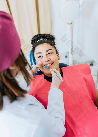 病人说谎椅子微笑牙医关闭女牙医牙科检查微笑病人牙医牙科检查女帕蒂恩