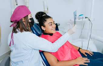 牙医显示病人x射线牙医病人回顾x射线病人x射线牙医概念牙医显示x射线检查女病人