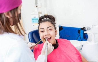 口腔学家女人钻清洁病人女孩口口腔学家钻井清洁病人牙齿女人口腔学家钻井病人牙齿相机