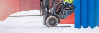 货物加载程序冬天雪加载程序骑雪链轮子减少滑动自旋开车安全冬天条件