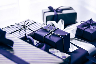 假期礼物包装奢侈品礼物紫色的礼物盒子惊喜现在生日圣诞节一年情人节一天拳击一天婚礼假期购物美盒子交付