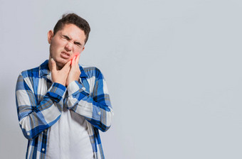 男人。痛苦牙痛牙髓炎概念人痛苦牙痛年轻的男人。灵敏度牙痛孤立的牙疼痛灵敏度人