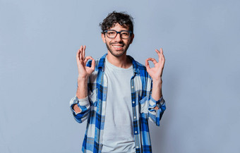 微笑人手势标志语言翻译男人。手势标志语言年轻的男人。手势标志语言孤立的手册手势人听力问题