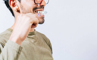 脸人刷牙<strong>牙齿</strong>孤立的复制空间男人。刷牙<strong>牙齿</strong>孤立的脸英俊的男人。刷牙<strong>牙齿</strong>复制空间牙护理刷牙概念