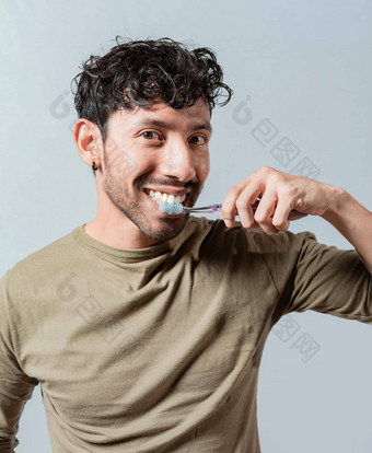 微笑男人。刷牙<strong>牙齿</strong>孤立的脸英俊的男人。刷牙<strong>牙齿</strong>牙刷牙护理概念脸的家伙刷牙<strong>牙齿</strong>孤立的口服牙科微笑概念