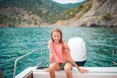 可爱的女孩航行船清晰的开放海夏天假期