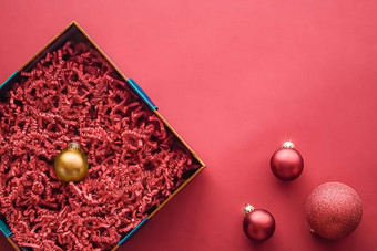 圣诞节假期礼物美盒子订阅包模型奢侈品圣诞节现在产品空开放礼物盒子平躺珊瑚背景在线购物交付平铺