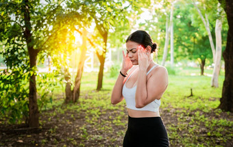 <strong>运动员</strong>女孩偏头痛公园年轻的女<strong>跑步</strong>者摩擦头偏头痛公园<strong>跑步</strong>者女人头疼乏力公园<strong>跑步</strong>者女人头疼公园